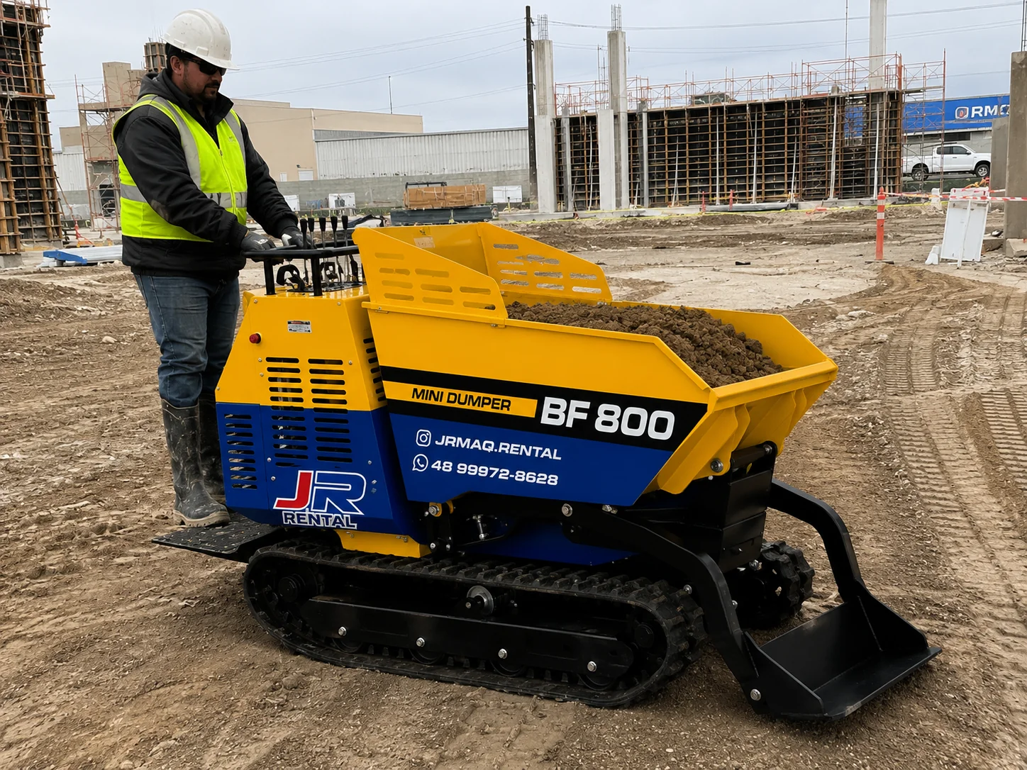 Operador utilizando o Mini Dumper BF800 em uma obra